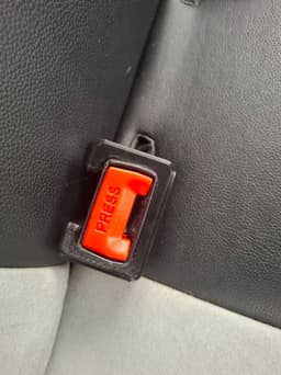 Стабилизатор за закопчалка на колан на задна седалка