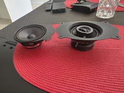 Адаптер за говорител BMW E24 в ръка